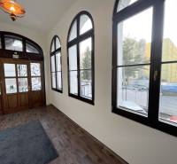 Épület fa dekorációs padlóval és nagy ablakokkal a Vajanského utcában, Eperjesen.