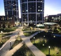 Este Bratiszlavában a Bottova utcában, új épületek kertépítészettel.