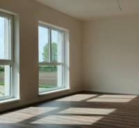 Egy 3 szobás lakásban található egy világos helyiség nagy ablakokkal és fa dekorációjú padlóval.