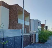 Modern lakóházak Diakovcén saját parkolóval és rendezett zöldterülettel.