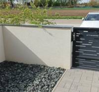 A diakovcei 3 szobás lakás része, terasz burkolattal és díszkövekkel.