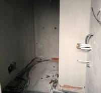 Családi ház belső tere felújítás közben, látható vezetékekkel és befejezetlen falakkal.