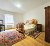 Hálószoba egy 3 szobás lakásban fa dekorációval és vintage bútorokkal.