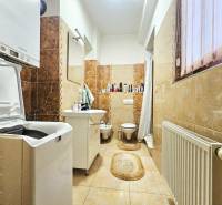 3 szobás lakás fürdőszobával, mosógéppel, káddal és ablakkal, dekoratív falburkolatokkal.