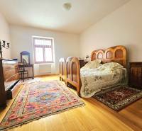 Hálószoba fa bútorokkal és dekorációval, szőnyeg, 3 szobás lakás, fa dekoros padló.