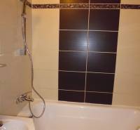 Fürdőszoba zuhanyzóval és káddal, alkalmas kétszobás lakáshoz.