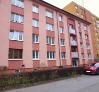 Márk Čulen utcai lakóház Eperjesen parkolóval és zöldterülettel.