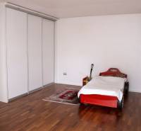 Gyerekszoba családi házban, autó alakú ággyal és fa dekorációjú padlóval.