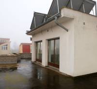 Családi ház a Pozsony-Ružinovban, a Súľovská utcában, terasszal és napelemekkel.