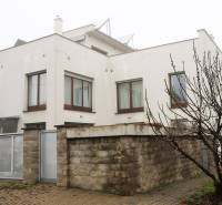 Családi ház a Súľovská utcában, Pozsony - Ružinov, bejárati úttal és téglakerítéssel.