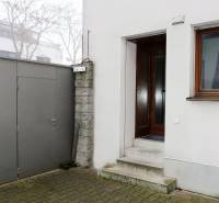 Bejárat a családi házhoz a Súľovská utcában, Pozsony-Ružinovban, a fémkapu mellett.