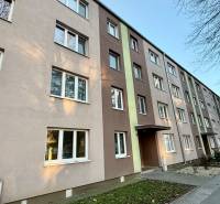 Gejzu Dusíka utcai társasház Trnavában, amely 3 szobás lakásokat kínál.