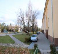 Kilátás a Kadnárova utcai lakóház melletti sikátorra Pozsony-Rača városrészben.