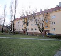 A Kadnárova utcai lakóház Pozsony-Rača városrészében, zöldövezet és járda veszi körül.