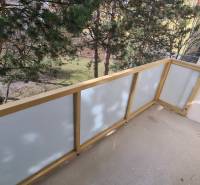 2 szobás lakás erkélye kilátással a zöldre, átlátszó korláttal.