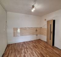 Üres szoba egy családi házban csempékkel és fa dekorációjú padlóval.