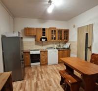 Konyha családi házban fa dekorációval és klasszikus bútorokkal.