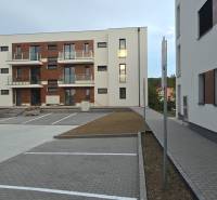 Lakókomplexum a Banka utcában Pöstyénben parkolóhelyekkel és modern homlokzatokkal.