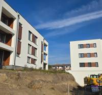 Új építésű ház fa elemekkel a Banka utcában, Pöstyénben. Itt nehézgépek is találhatók.