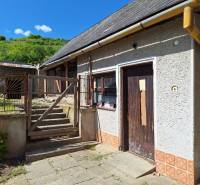 Családi ház Sídon régi udvarral, lépcsőházzal és elhanyagolt külső részletekkel.