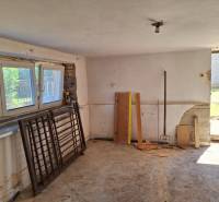 Családi ház belső tere szerszámokkal és építőanyaggal.