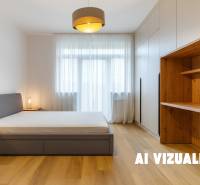 Hálószoba franciaággyal, beépített szekrényekkel és fa mintázatú padlóval egy háromszobás lakásban.