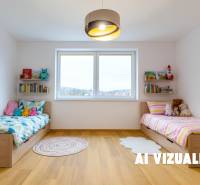 Gyerekszoba két ággyal, polcokkal és fa dekorációjú padlóval egy háromszobás lakásban.