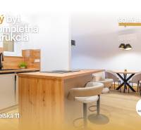 3 szobás lakás belső tere konyhabútorral és fa dekorációjú padlóval.