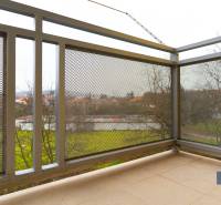 Erkély a Budovateľská utcai 3 szobás lakásban, kilátással a zöldre, Eperjesen.