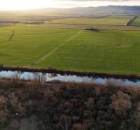 Rétek és folyó alkonyatkor Újváros közelében, üdülőterületek.