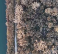 Légi felvétel az erdőről Nová Ves nad Váhomnál a Rekreačné pozemky közelében. Az út a folyó mentén halad.