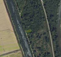 Újvásárhelyi üdülőterületek légi felvétele, amelyeket vízfelületek vesznek körül.