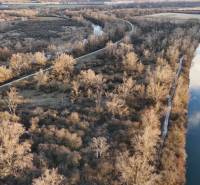 Légi felvétel a Nové Ves nad Váhom melletti üdülőterületekről, folyóval és erdőkkel.