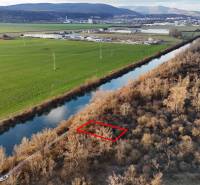 Újvág községben, a folyó mellett található rekreációs telkek, amelyeket természet és mezők vesznek körül.