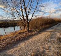 Rekreációs telkek Újfalunál természetes úttal és folyóval ősszel.