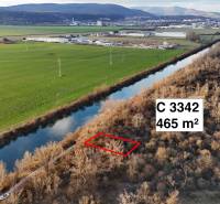 Légi felvétel a rekreációs területekről a Vágújhely mellett, a folyó és az erdő közelében.