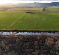 Táj mezőkkel és folyóval Nová Ves nad Váhom közelében, üdülőterületek.