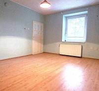 Szoba családi házban fa dekorációjú padlóval és kék falakkal.