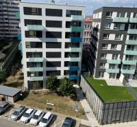 Kilátás a modern lakóházakra a Jégého utcában parkoló autókkal, Pozsony - Nivy.