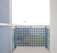 Erkély Galántán egy 2 szobás lakásból korláttal és csempével, kilátással a városra.