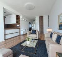 Nappali egy kétszobás lakásban, fa mintázatú padlóval és kényelmes kanapékkal.