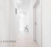 Világos folyosó fa padlóval és székkel az irodában.