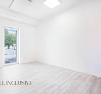 Üres iroda fa dekor padlóval és nagy ablakkal.