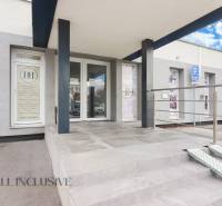 A Vajanského utcai üzlethelyiség bejárata akadálymentesített hozzáféréssel és parkolóhellyel.