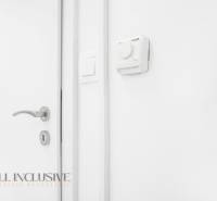 Fehér fal termosztáttal és kilinccsel az irodában.