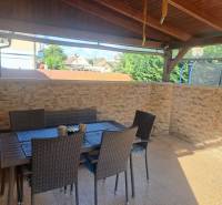 Terasz a családi háznál Feketevároson, műrattan ülőgarnitúrával.