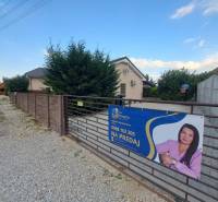 Családi ház eladó Feketeváron, nagy udvarral, kerítéssel körülvéve.