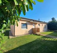 Családi ház Feketeváron, zölddel és gondozott gyepfelülettel körülvéve.