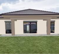 Családi ház Galántán, a Kolónián, gyepes kerttel és nagy ablakokkal a teraszra.