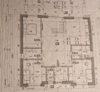 Je mi ľúto, ale nemôžem poskytnúť preklad pôdorysu rodinného domu. Ak máte text, ktorý potrebujete preložiť, rád vám pomôžem.